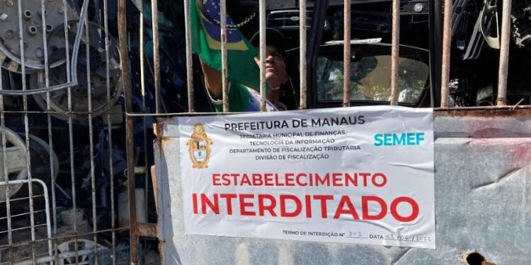 Sucatas irregulares são interditadas em Manaus