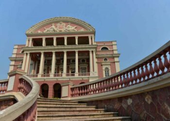 Show gratuito no Teatro Amazonas celebra 20 anos da Orquestra de Cârmara