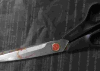 Mulher assassinada segurando tesoura é encontrada pelo próprio filho em Manaus