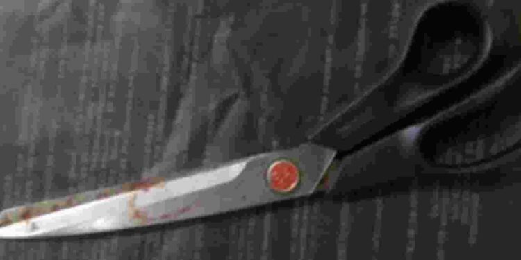 Mulher assassinada segurando tesoura é encontrada pelo próprio filho em Manaus