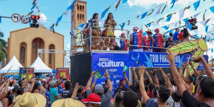 Trio Panavueiro arrasta o povo pelas ruas de Parintins nos três dias de Festival