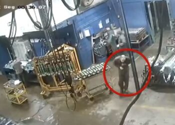 VÍDEO: funcionário toma café fora do horário e acaba morto pelo supervisor dentro da empresa