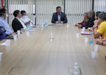 Governo do AM anuncia auxílio alimentação de R$ 600 e correção de 9,06% em datas-bases a servidores da saúde