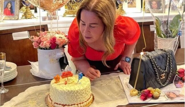 Zilu Godoi ganha bolo realista em forma de bolsa caríssima para celebrar aniversário