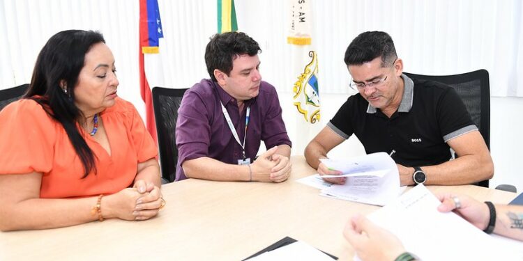 David Almeida assina reajuste de 11,73% para servidores da Semsa e convoca 50 médicos