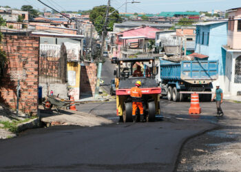 ‘Asfalta Manaus’ avança nas ruas do bairro São José e vias ficam chibata no balde 