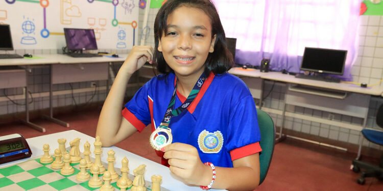 Aluna da Prefeitura de Manaus é campeã de xadrez dos JEAs