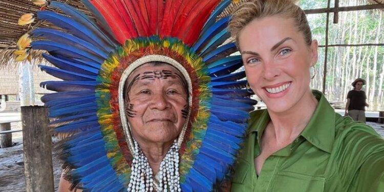 Ana Hickmann curte férias em Manaus com a família