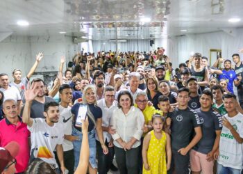 ‘Um encontro com a força e a esperança da juventude’, define Arthur em reunião com jovens