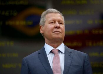 Influente publicação jurídica, Conjur repercute suspensão do processo de Omar contra Arthur