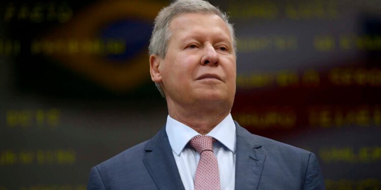 Influente publicação jurídica, Conjur repercute suspensão do processo de Omar contra Arthur