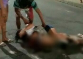 ‘É mentira. Acorda’, diz mulher aos prantos ao ver o filho esfaqueado e morto no AM