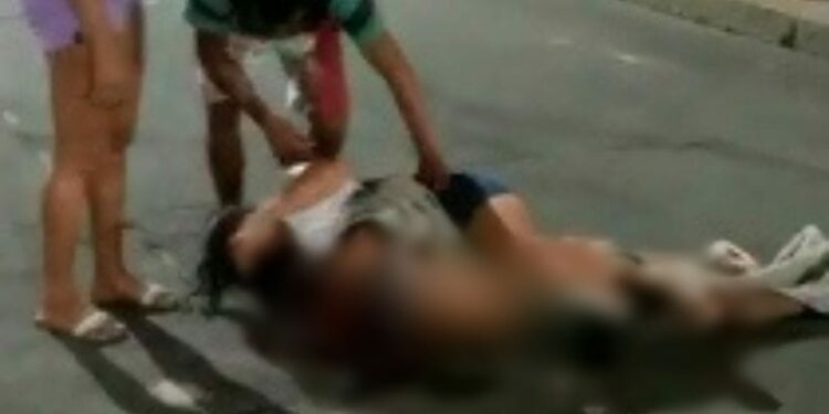 ‘É mentira. Acorda’, diz mulher aos prantos ao ver o filho esfaqueado e morto no AM