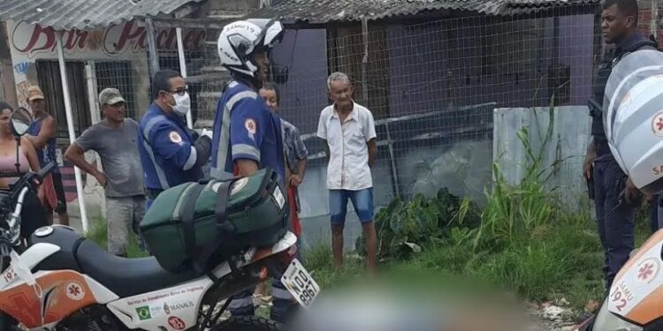 Homem que ia buscar a mãe no Jorge Teixeira é executado a tiros na frente de crianças