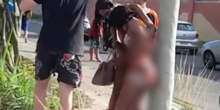 Vídeo: Na esquina de motel, mulher é esfaqueada e socorrida por garotas de programa
