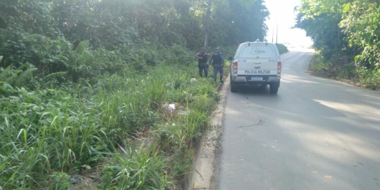 Homem achado estrangulado em ramal da Praia Dourada, em Manaus