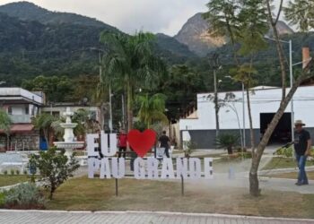 Letreiro ‘inusitado’ é colocado em distrito de Magé e viraliza: “Pra quem nunca viu, tá aí”