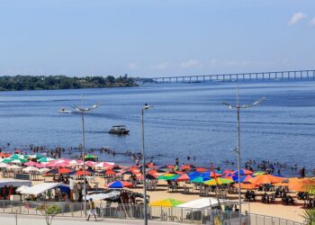 Segurança: Embarcações devem manter distanciamento de banhistas na praia da Ponta Negra