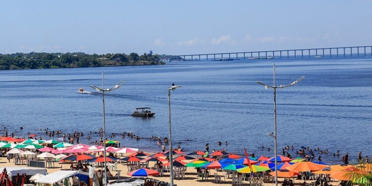 Segurança: Embarcações devem manter distanciamento de banhistas na praia da Ponta Negra