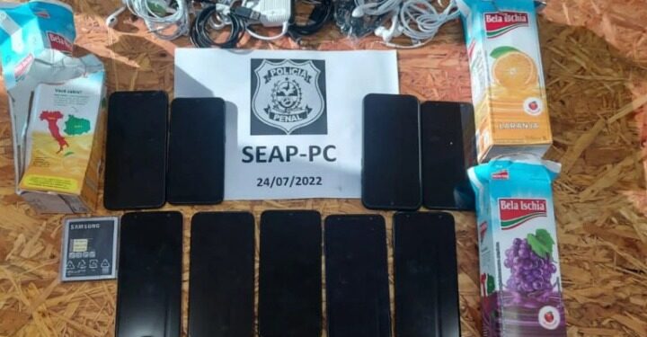 Policial é preso ao tentar entrar em penitenciária com celulares escondidos em caixas de suco