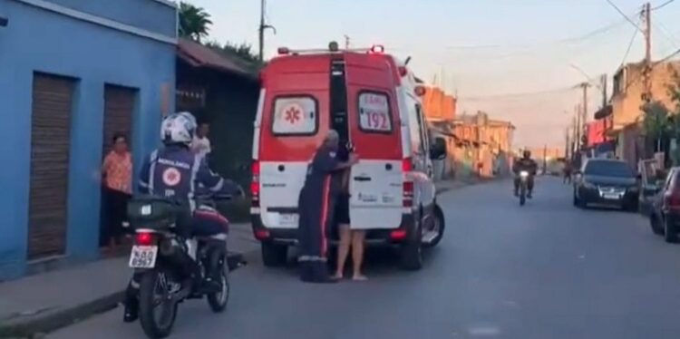 Olha a faca! Casal se esfaqueia durante briga, na zona Leste de Manaus