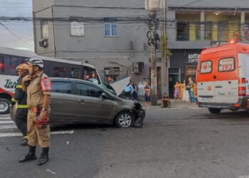 Grave acidente com carro de APP e micro-ônibus deixa 3 feridos no Centro de Manaus
