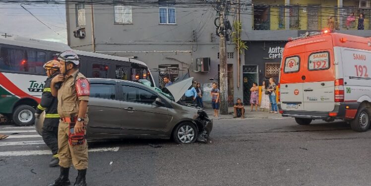 Grave acidente com carro de APP e micro-ônibus deixa 3 feridos no Centro de Manaus
