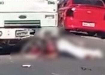 Motociclista morre ao bater entre caçamba em rua movimentada de Manaus