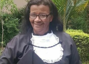 Ex-doméstica volta a estudar e emociona ao se formar advogada aos 63 anos