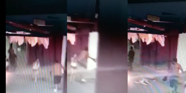 Homem dá ‘voadora’ em mulher no Alvorada e ela cai desacordada na rua; vídeo