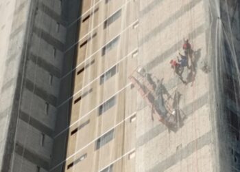 Operários ficam pendurados em rede a 30 metros de altura em Manaus