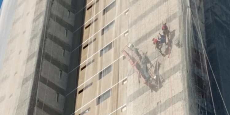 Operários ficam pendurados em rede a 30 metros de altura em Manaus