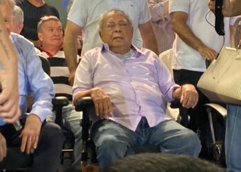 Amazonino dá sinais de cansaço e pede para sentar durante lançamento da candidatura ao governo do AM