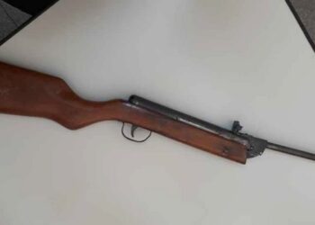 Adolescente mata amigo, de 17 anos, com espingarda do tio durante brincadeira em casa