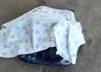 Mulher dá à luz no meio da rua e sai carregando filho morto dentro de bolsa