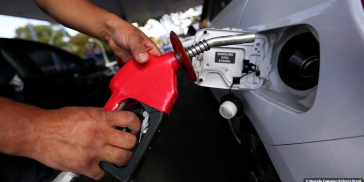Preço da gasolina cai em todo o Brasil e chega a R$ 5,09