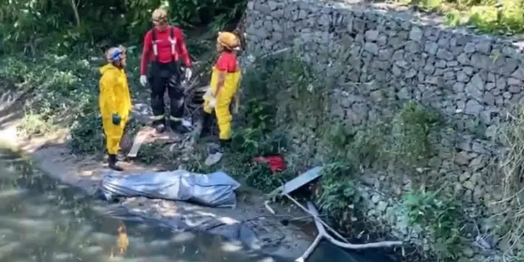 Cadáver com corte profundo no pescoço é encontrado em igarapé no bairro Parque 10
