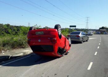 Após engavetamento, carro com família capota com criança de 4 anos dentro, em Manaus