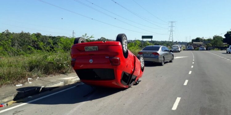 Após engavetamento, carro com família capota com criança de 4 anos dentro, em Manaus