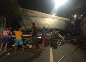 Carreta esmaga carro e bloqueia rua por horas na Zona Sul de Manaus