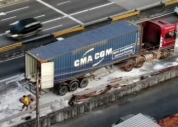 Trânsito complicado – Carreta que transportava carga de fertilizante bloqueia Avenida das Torres