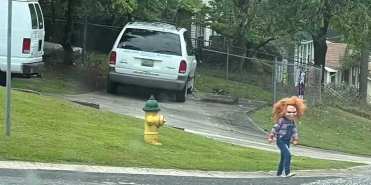 Menino se veste de Chucky, o Brinquedo Assassino, e assusta moradores