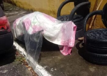 Filho leva o corpo da mãe até o cemitério em um carrinho de mão