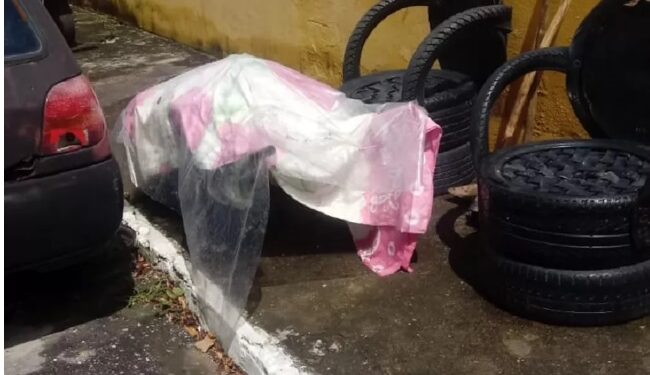 Filho leva o corpo da mãe até o cemitério em um carrinho de mão