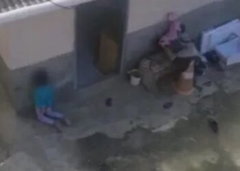 Vizinhos denunciam pai que deixou filha de 4 anos de castigo, ajoelhada no cimento