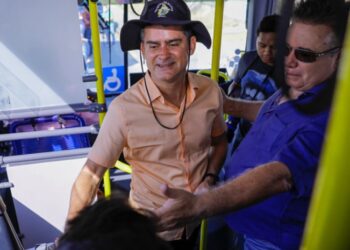 David Almeida entrega 20 novos ônibus para a frota de Manaus