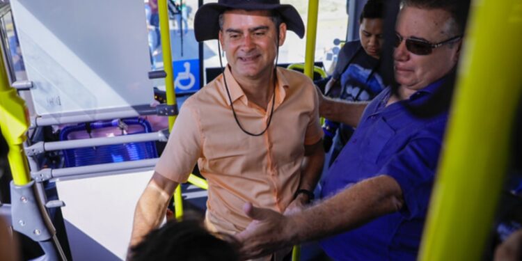 David Almeida entrega 20 novos ônibus para a frota de Manaus