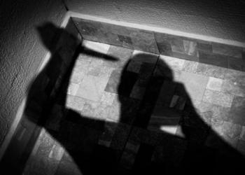 Muito ‘doido’ e sem roupas, homem ameaça moradores e corta mão de PM, no AM