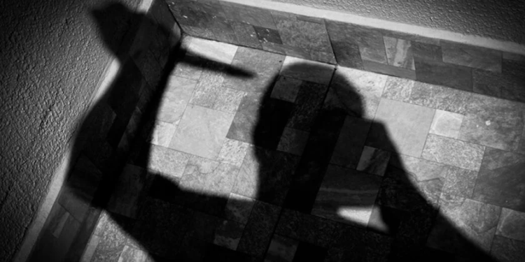 Muito ‘doido’ e sem roupas, homem ameaça moradores e corta mão de PM, no AM