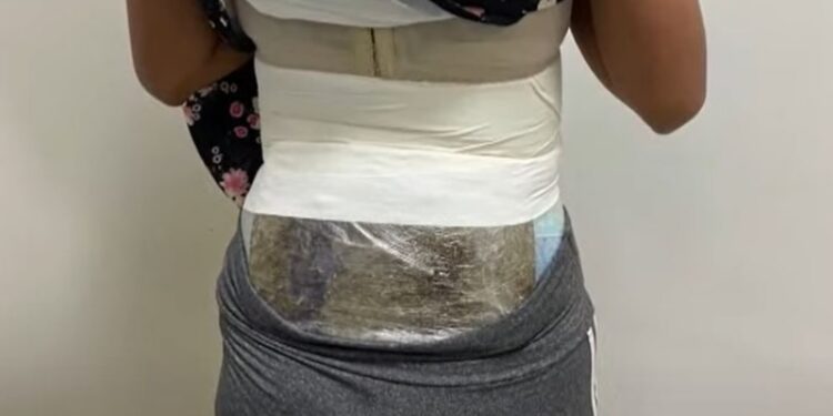 Mulher “recheada” com maconha é presa a caminho de Manaus
